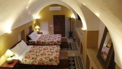 Khaneh Seneek Traditional Hotel