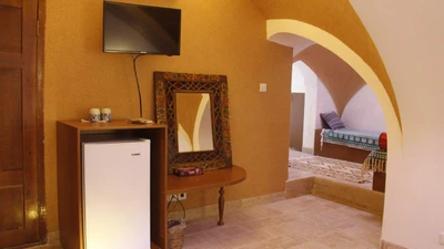 Khaneh Seneek Traditional Hotel