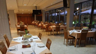 Piroozy Hotel